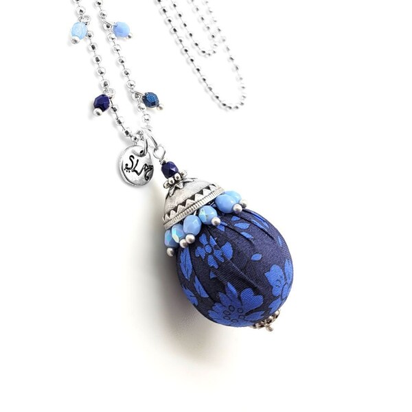 Longue chaîne avec pendentif boule en tissu fleuri de la marque Liberty et perles en verre de Bohême