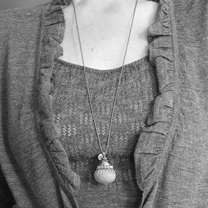 Lange Halskette mit Kugelanhänger aus buntem Stoff und filigraner Spitze, gewebt mit Satinkordeln Bild 6
