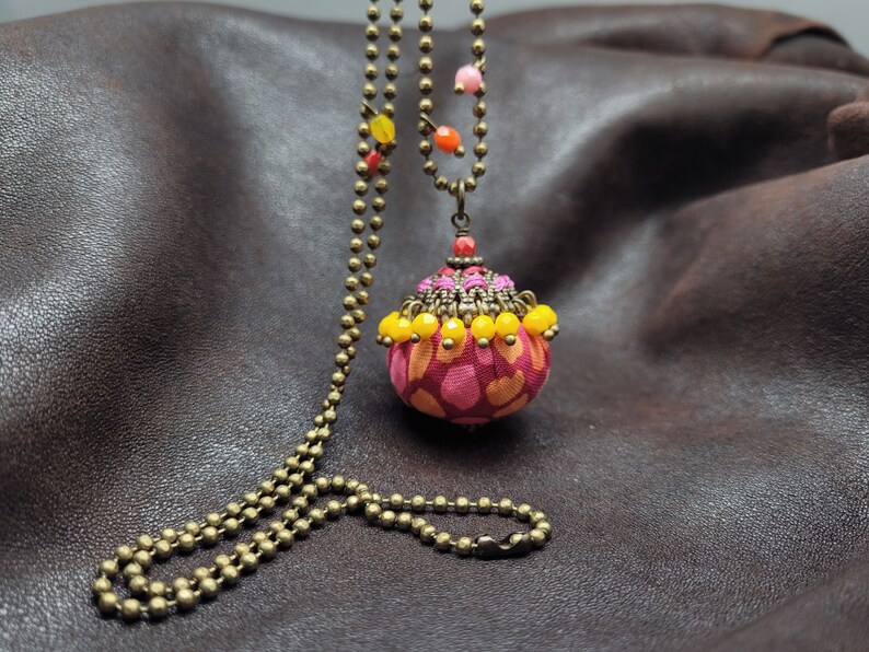 Long collier pendentif boule en tissu bariolé, perles et filigranes tissés de cordons satinés image 5
