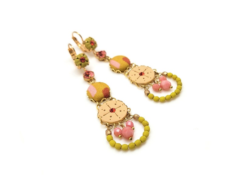 Longues boucles d'oreilles bohème beige en pâte polymère, pierres de cristal, tissu et perles de Bohême image 1