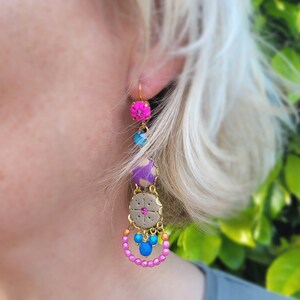 Longues boucles d'oreilles bohème rose et bleues en pâte polymère, pierres de cristal, tissu et perles de Bohême image 4