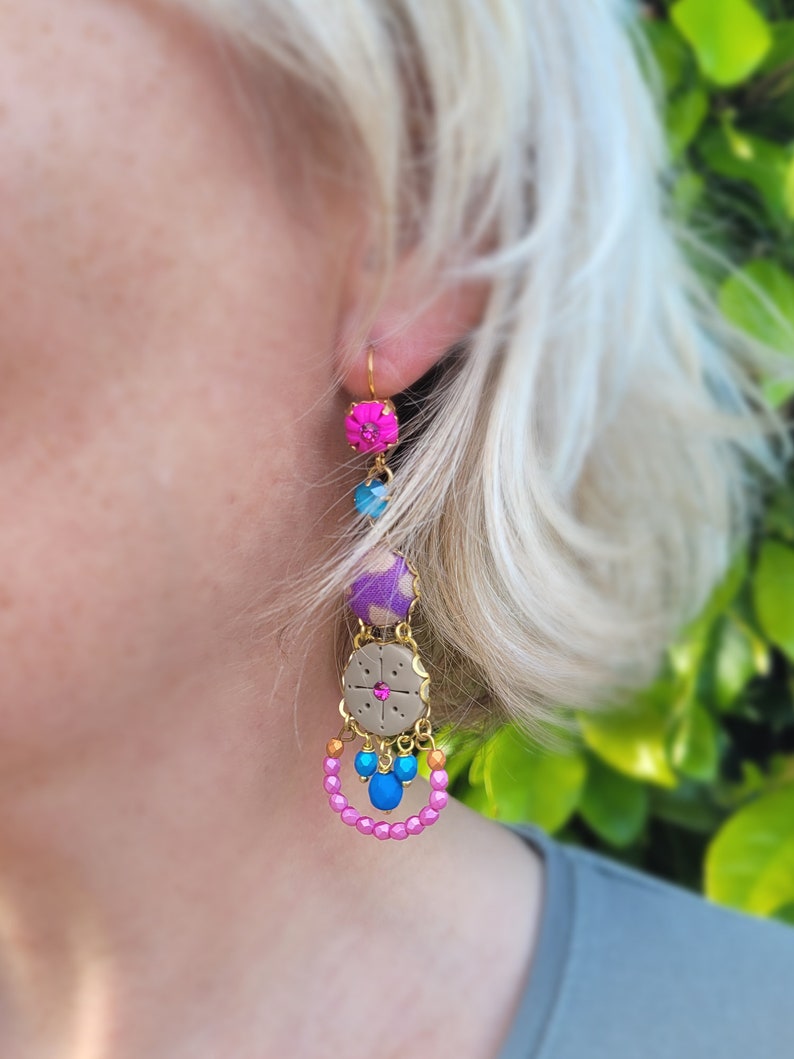Longues boucles d'oreilles bohème rose et bleues en pâte polymère, pierres de cristal, tissu et perles de Bohême image 4