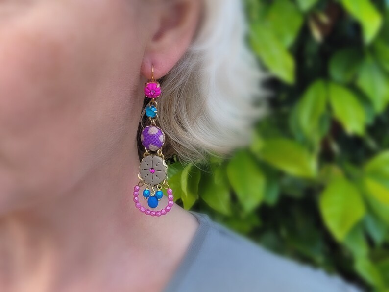 Longues boucles d'oreilles bohème rose et bleues en pâte polymère, pierres de cristal, tissu et perles de Bohême image 5