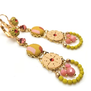 Longues boucles d'oreilles bohème beige en pâte polymère, pierres de cristal, tissu et perles de Bohême image 2