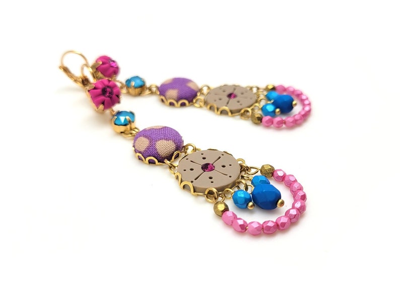 Longues boucles d'oreilles bohème rose et bleues en pâte polymère, pierres de cristal, tissu et perles de Bohême image 1