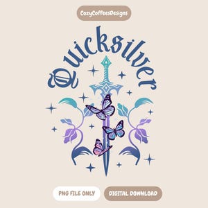Può includere: Un design digitale con la parola "Quicksilver" in un font stilizzato, che circonda una spada e delle farfalle. Il design utilizza sfumature di blu, viola e verde acqua, con accenti di stelle ed elementi floreali. Il design è un file PNG e un download digitale.