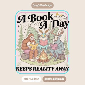 Op de afbeelding: Een grafische illustratie met een bruine Bigfoot, een gevleugeld motwezen en een figuur met een hertenkop die op boomstammen rond een kampvuur zitten en boeken lezen. De tekst luidt A BOOK A DAY KEEPS REALITY AWAY, met dennenbomen en wolken.