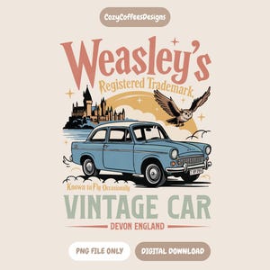 Może przedstawiać: Ilustracja jasnoniebieskiego zabytkowego samochodu z napisem "Weasley's Registered Trademark" i "Vintage Car Devon England". Sowa leci nad samochodem, z zamkiem w tle. Obraz zawiera tekst "Known to Fly Occasionally".