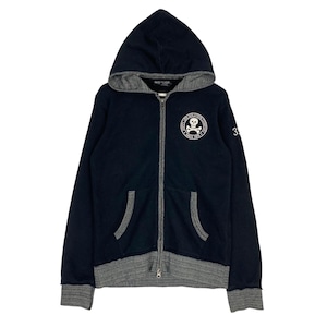 Puede incluir: Sudadera con capucha azul marino con forro de capucha, puños y dobladillo grises. Cuenta con un emblema circular blanco con una calavera y huesos cruzados y el texto "BAD PEARLS". El número "3" está en la manga derecha.