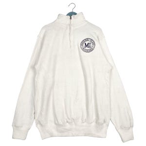 Może przedstawiać: Biała bluza z półzamkiem i haftowanym logo w kolorze granatowym z napisem "Mackinac Island MI Michigan".