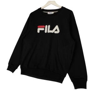 以下が含まれることがあります： 赤いアクセントがついた白いFILAロゴがついた黒いスウェットシャツ。