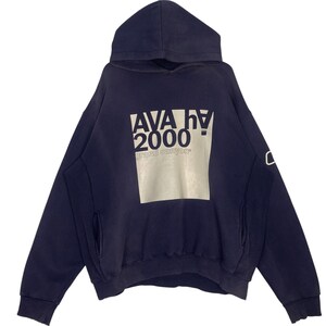 Puede incluir: Sudadera con capucha azul marino con capucha y bolsillo delantero. La parte delantera presenta un rectángulo blanco con el texto "AVA hV 2000 grand canyon". La sudadera tiene mangas largas y un ajuste holgado.