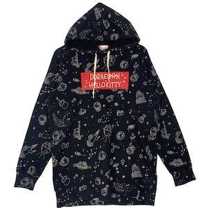 K&ouml;nnte beinhalten: Schwarzer Kapuzenpullover mit einem sich wiederholenden Muster aus Zeichentrickfiguren, Sternen und Planeten. Das Design enth&auml;lt den Text "Doraemon Hello Kitty" in einem roten Rechteck. Der Pullover hat eine Kapuze mit Kordelzug und gerippte B&uuml;ndchen.