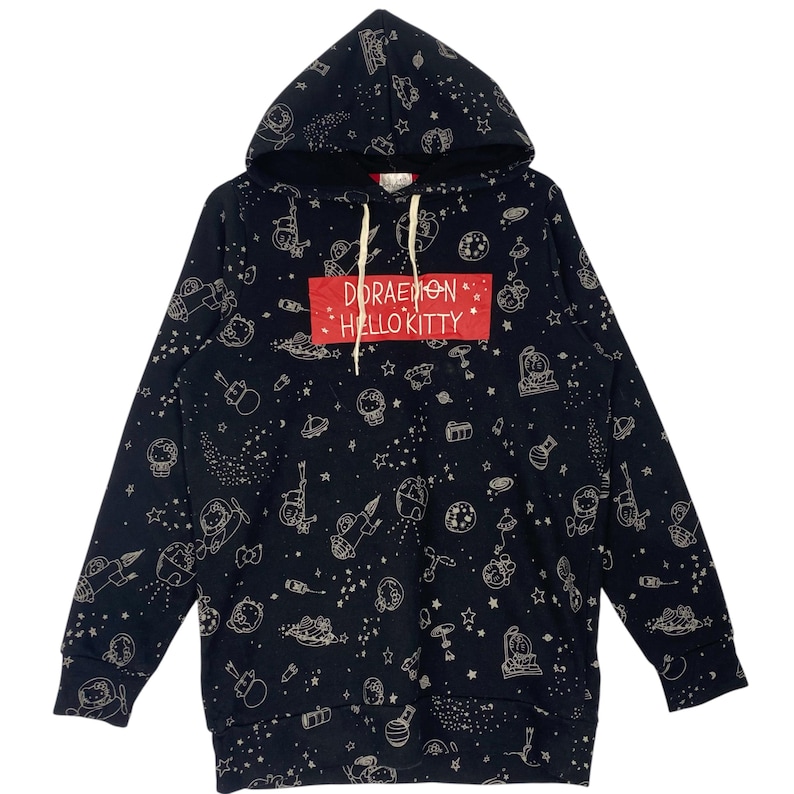 K&ouml;nnte beinhalten: Schwarzer Kapuzenpullover mit einem sich wiederholenden Muster aus Zeichentrickfiguren, Sternen und Planeten. Das Design enth&auml;lt den Text "Doraemon Hello Kitty" in einem roten Rechteck. Der Pullover hat eine Kapuze mit Kordelzug und gerippte B&uuml;ndchen.