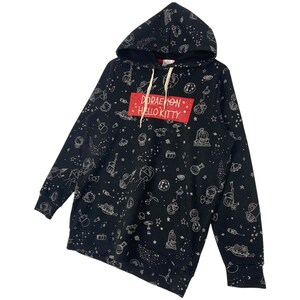 K&ouml;nnte beinhalten: Schwarzer Kapuzenpullover mit einem Muster aus wei&szlig;en Cartoon-Charakteren und Himmelselementen. Auf der Vorderseite befindet sich ein rotes Rechteck mit dem Text "DORAEMON HELLO KITTY". Der Hoodie hat einen Kordelzug und lange &Auml;rmel.
