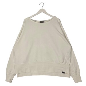 Puede incluir: Una taza de cerámica blanca con un asa negra y el texto "But First, Coffee" en negro, en negrita. La taza está sobre una superficie blanca.