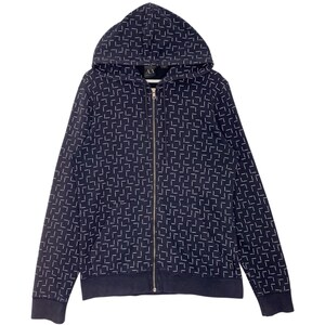 Puede incluir: Sudadera con capucha azul marino con cremallera y estampado geométrico blanco. La sudadera tiene una cremallera completa, una capucha y dobladillos y puños de canalé. El logotipo de la marca es visible en la capucha.