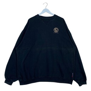 Op de afbeelding: Zwart sweatshirt met een geborduurd logo in goud met de tekst "World Wide Web Online".