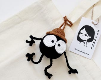 Brelok do kluczy Soot Sprite szydełkowy, pluszowy amigurumi | Figurka Chibi Spirited Away | Ręcznie robiony brelok do kluczy | Urocze anime Ghibli | Spirited Away | Chihiro