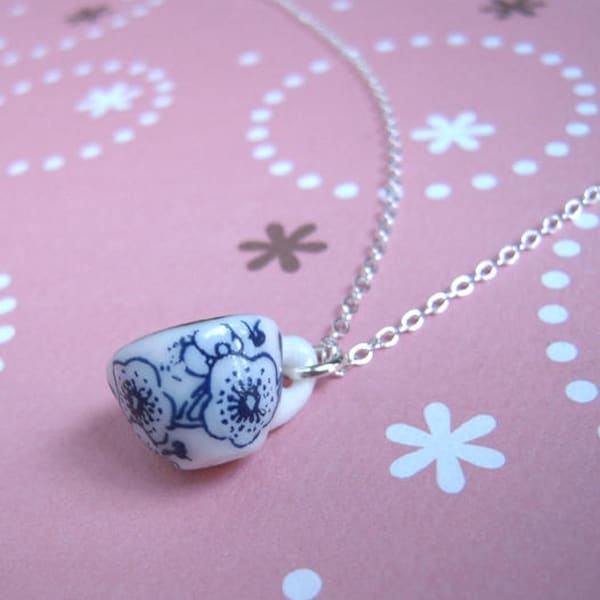 Mini collier de tasse de thé, pendentif de tasse de thé en Chine blanche à fleur bleue, chaîne en argent, laiton antique, bijoux miniatures de fête de thé