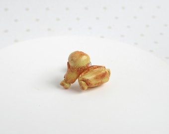 Pendientes pequeños de alitas y muslos de pollo, de arcilla polimérica.
