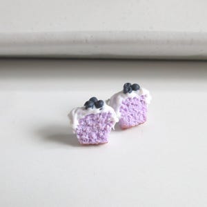 Blaubeer Kuchen Ohrringe, kleine Bäckerei Essen Ohrstecker, Polymer Clay Schmuck, Bäcker Geschenk