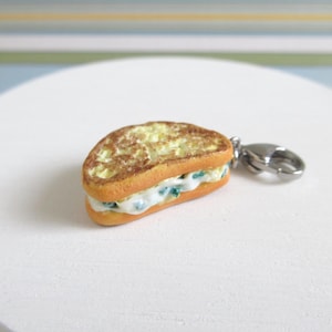 Sándwich de espinacas, maíz y queso a la parrilla, dije de comida, collar, pendientes o llavero, regalo para un amigo