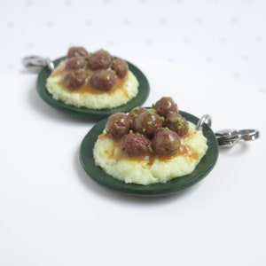 Chaveiro com pingente de almôndegas e purê de batatas, comida em miniatura de argila de polímero