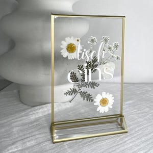 Numeri da tavolo per matrimonio realizzati con fiori pressati, numeri da tavolo con fiori, numeri da tavolo in oro, numeri da tavolo in acrilico, numeri da tavolo con fiori bianchi