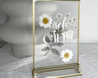 Bröllopsbordsnummer gjorda av pressade blommor, bordsnummer med blommor, bordsnummer i guld, bordsnummer i akryl, bordsnummer med vita blommor