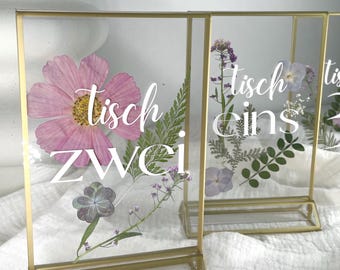 Bröllopsbordsnummer gjorda av pressade blommor, blommiga bordsnummer, guldfärgade bordsnummer, akrylbordsnummer, lila blombordsnummer
