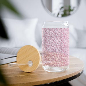 Rosa Blumenglastasse, Blumenkaffeeglastasse, süßes Geschenk, Eiskaffeetasse, Minimale Blumen-Eiskaffeetasse, Valentinstagsgeschenk, 16 Unzen Glastasse