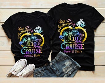 Puede incluir: Dos camisetas negras con un diseño de arcoíris de un crucero y el texto "Our Anniversary 10th Cruise" con los nombres "Daniel & Elysia".
