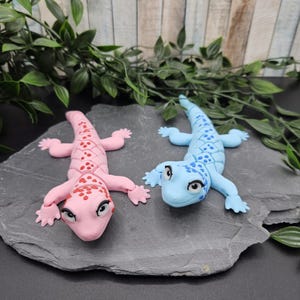 Bewegliches 3D Gecko Fidget Tier mit Wunschfarbe und Flecken, Handlicher Echsen Deko Artikel und Geschenk für Reptilien Fans