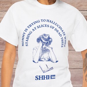 Mamma vill bara läsa humoristisk t-shirt | Rolig läströja, hallucinera, döda träd, present till bokälskare, shhh! Var tyst, present till mamma
