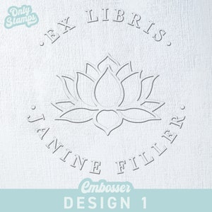 Op de afbeelding: Witte reliëf rubberen stempel met een lotusbloem ontwerp en de tekst "Ex Libris Janine Filler".