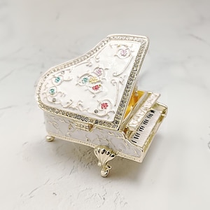 Elegante Vintage Flügel Schmuckschatulle - Schmuckaufbewahrung mit Blumen | Dekorative Musikinstrument Box für Klavierliebhaber