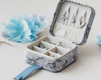 Vintage Embroidered Floral Jewelry Box – Portable Travel Case