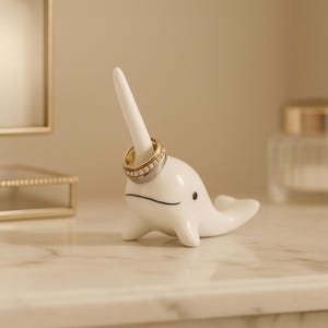 Cute Narwhal Whale Ring Holder – Ceramic Jewellery Stand with Unicorn Horn – Kawaii Whale Trinket Dish for Rings, Desk Décor & Gift for Her