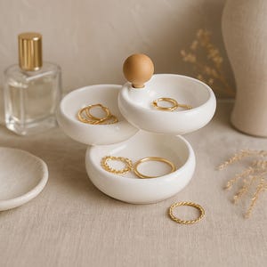 Minimalistische drehbare Schmuckschatulle - weiße abgestufte Aufbewahrungsbox mit Holzknopf | Moderner Schmuck Halter für Ringe und Accessoires