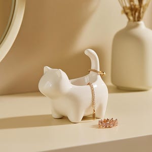 Adorable Ceramic Cat Ring Holder, White Kitten Jewellery Dish with Tail Stand, Cute Trinket Bowl Gift for Cat Lovers & Vanity Decor