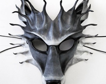 Máscara de lobo de cuero, hecha y pintada a mano en gris, negro, blanco, madera, ártico, huargo, hombre lobo