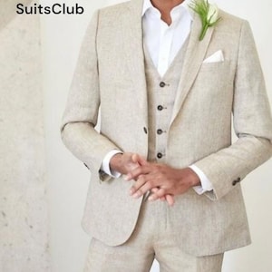 Pu&ograve; includere: Un completo in lino beige a tre pezzi, composto da giacca, gilet e pantaloni. La giacca ha un revers a lancia e un fazzoletto da taschino. Sotto &egrave; indossata una camicia bianca. Il logo SuitsClub &egrave; visibile. Un fiore &egrave; appuntato all'occhiello.