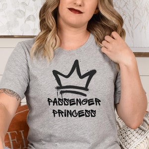 principessa passeggera sarcasmo detto per donne abbigliamento scatola sarcastica t-shirt Sarcastica tShirt Citazioni divertenti Maglietta umoristica per adulti Umorismo secco