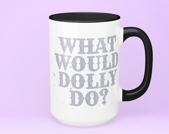Può includere: Tazza in ceramica bianca con manico e interno neri. La tazza presenta il testo "WHAT WOULD DOLLY DO?" in un carattere grigio chiaro stilizzato. La tazza è ambientata su uno sfondo lilla chiaro.