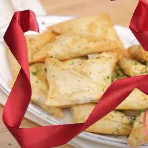 MEILLEURE recette triangle Spanakopita tartes aux épinards et feta main dîner Noël légumes plat d'accompagnement repas de fête numérique Spanakopita casserole