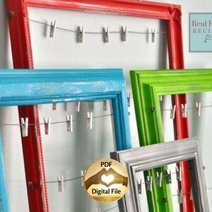 Peut inclure: Plusieurs cadres photo colorés, rouges, bleus, verts et argentés. Chaque cadre est équipé d'un fil avec de petites pinces à linge. Les cadres sont vides, prêts pour des photos ou des notes.