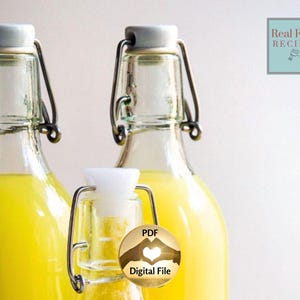 Può includere: Tre bottiglie di vetro con chiusure a scatto, riempite con un liquido giallo. Le bottiglie hanno tappi bianchi e chiusure metalliche. L'immagine include una piccola grafica rotonda con il testo "PDF Digital File".