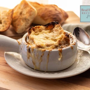 Soupe à l'oignon rapide avec recette de pain baguette au fromage en téléchargement numérique pour le déjeuner végétarien Soupe Menu traiteur Soupe pouvant être congelée