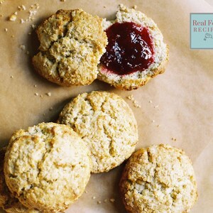 Gebackene Hafer-Scones mit Ahornsirup Rezept Brunch Sweet Scones Gebäck Feuchter Ahornkeks Digitaler Download Gebackener Nachmittagstee-Hafersirupbrot